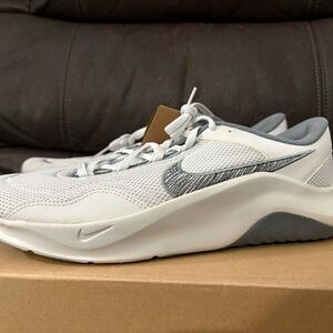 Nike legend essential 3 Men's White and grey Sneakers brand new in box men’s 11